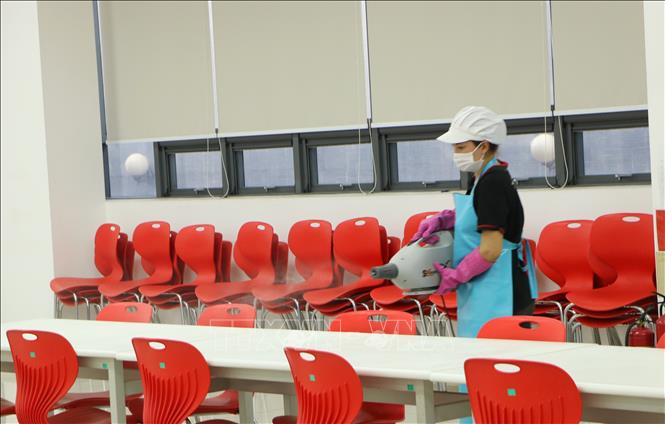 Trong ảnh: Khu vực nhà ăn của Công ty Công ty TNHH Bluecom Vina, Khu Công nghiệp Tràng Duệ, huyện An Dương luôn được khử trùng 2 ngày/ lần. Ảnh: Minh Thu- TTXVN
