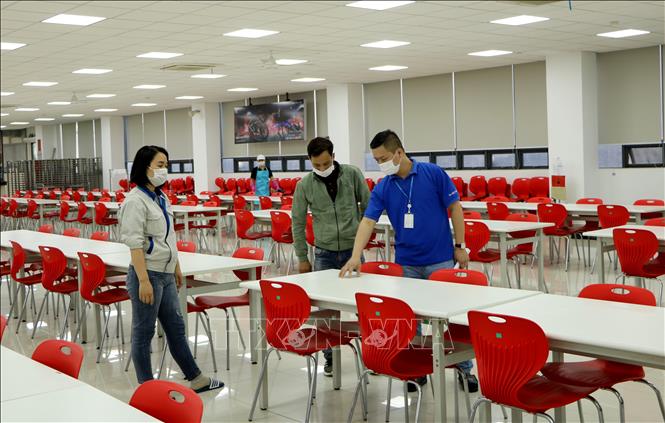 Trong ảnh: Khu vực bếp ăn tập thể luôn được các doanh nghiệp trong Khu công nghiệp Tràng Duệ, huyện An Dương vệ sinh sạch sẽ. Ảnh: Minh Thu- TTXVN