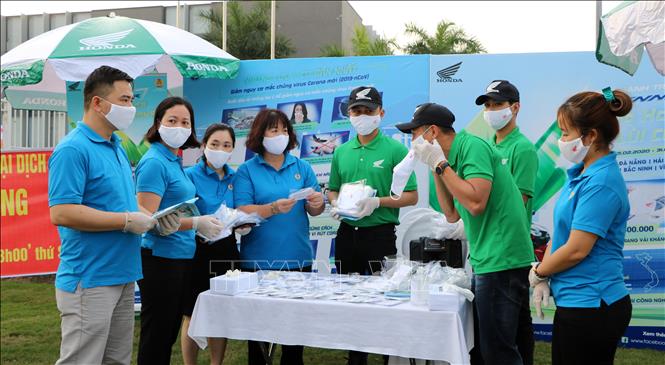 Trong ảnh: Công đoàn Khu Kinh tế Hải Phòng phối hợp với doanh nghiệp hướng dẫn người lao động phòng chống dịch bệnh COVID-19 tại Khu Công nghiệp Tràng Duệ, An Dương. Ảnh: Minh Thu- TTXVN

