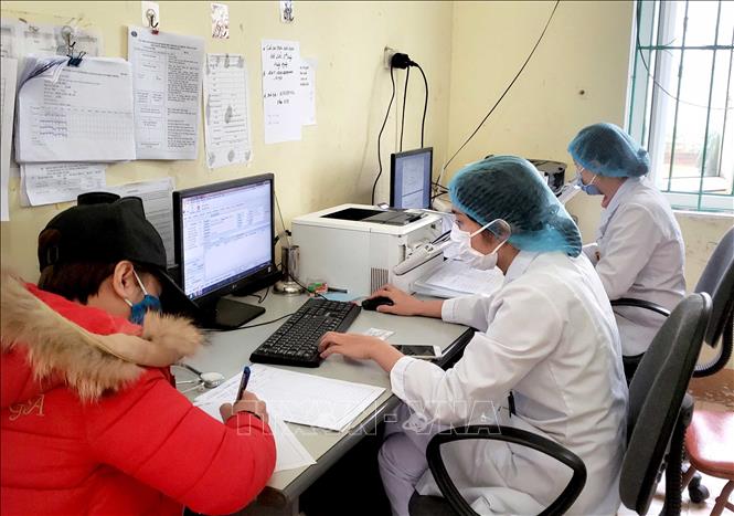 Trong ảnh: Hoạt động  nghiệp vụ của các Nhân viên Trạm y tế xã Sơn Lôi.  Ảnh: Hoàng Hùng - TTXVN