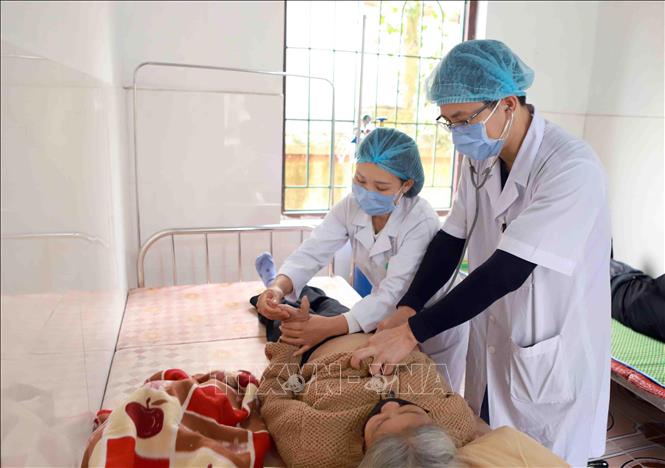 Trong ảnh: Hoạt động khám chữa bệnh tại Trạm y tế xã Sơn Lôi. Ảnh: Hoàng Hùng - TTXVN