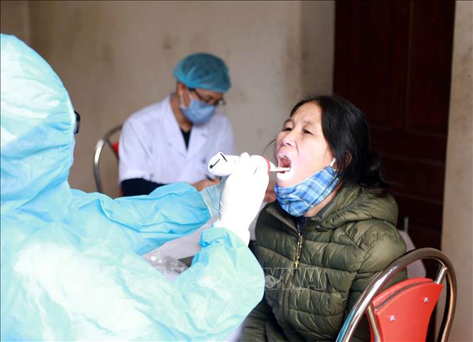Trong ảnh: Thăm khám bệnh cho người dân tại khu cách ly của Trạm y tế xã Sơn Lôi. Ảnh: Hoàng Hùng - TTXVN
