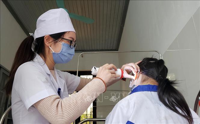 Trong ảnh: Người dân đăng kí khám tại Trạm y tế xã Sơn Lôi. Ảnh: Hoàng Hùng - TTXVN