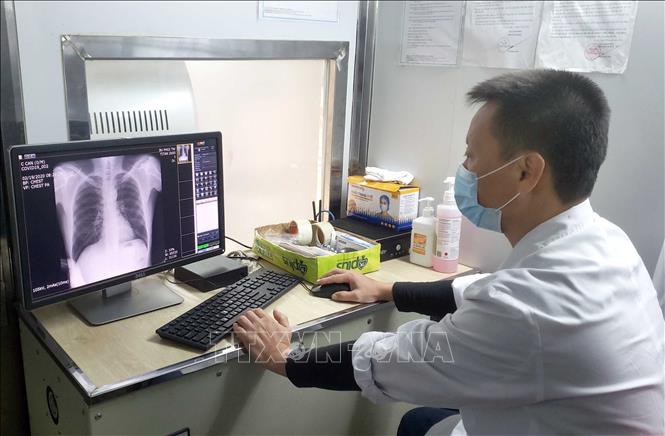 Trong ảnh: Nhân viên Trạm y tế xã Sơn Lôi vận hành thiết bị trên xe X-quang lưu động do Bệnh viện Phổi Trung ương hỗ trợ . Ảnh: Hoàng Hùng - TTXVN