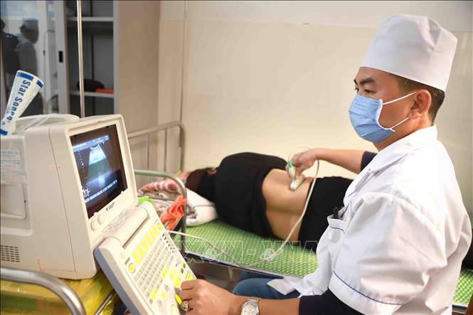 Trong ảnh: Siêu âm cho người dân đến khám tại Trạm y tế xã Sơn Lôi. Ảnh: Hoàng Hùng - TTXVN