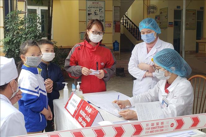 Trong ảnh: Người dân đăng kí khám tại Trạm y tế xã Sơn Lôi. Ảnh: Hoàng Hùng - TTXVN