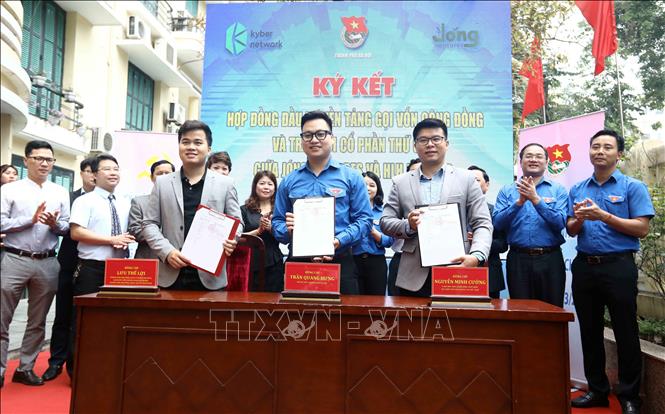 Trong ảnh: Ký kết các biên bản ghi nhớ hợp tác, hợp đồng giữa Thành đoàn Hà Nội với các đơn vị phối hợp. Ảnh: Văn Điệp – TTXVN