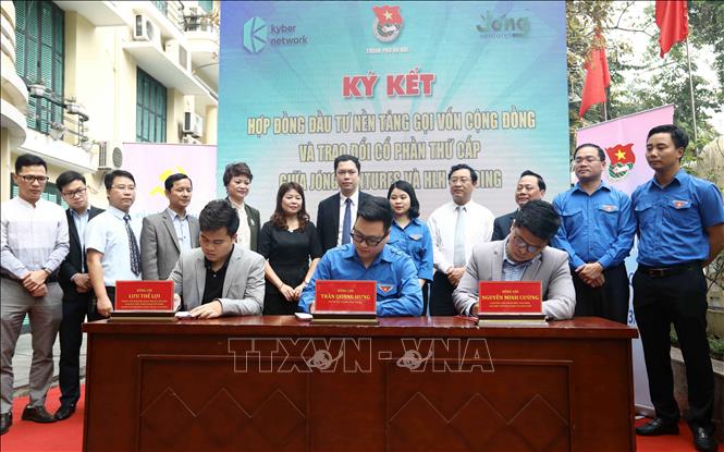 Trong ảnh: Ký kết các biên bản ghi nhớ hợp tác, hợp đồng giữa Thành đoàn Hà Nội với các đơn vị phối hợp. Ảnh: Văn Điệp – TTXVN