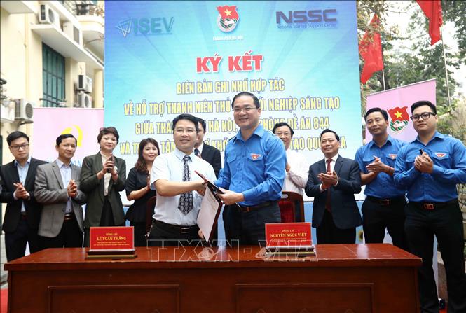 Trong ảnh: Ký kết các biên bản ghi nhớ hợp tác, hợp đồng giữa Thành đoàn Hà Nội với các đơn vị phối hợp. Ảnh: Văn Điệp – TTXVN