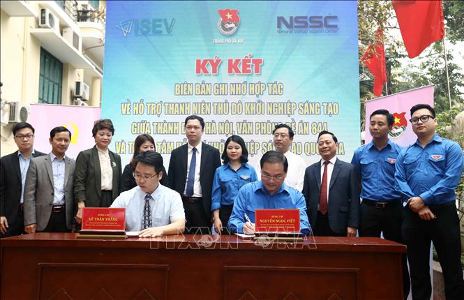 Trong ảnh: Ký kết các biên bản ghi nhớ hợp tác, hợp đồng giữa Thành đoàn Hà Nội với các đơn vị phối hợp. Ảnh: Văn Điệp – TTXVN