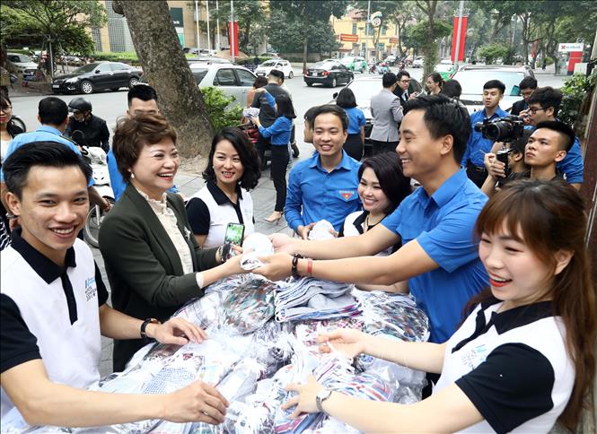 Trong ảnh: Bà Vũ Thị Hoài Nam, Phó Chủ tịch - Trưởng vùng cấp cao Manulife Việt Nam cùng cán bộ, nhân viên Manulife Việt Nam trao tặng khẩu trang tại buổi lễ. Ảnh: Văn Điệp – TTXVN