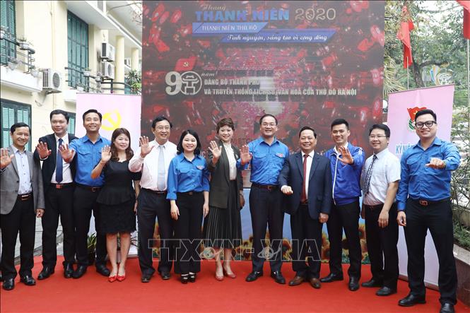 Trong ảnh: Lãnh đạo Thành đoàn Hà Nội cùng các đại biểu, nhà tài trợ tại buổi lễ. Ảnh: Văn Điệp – TTXVN