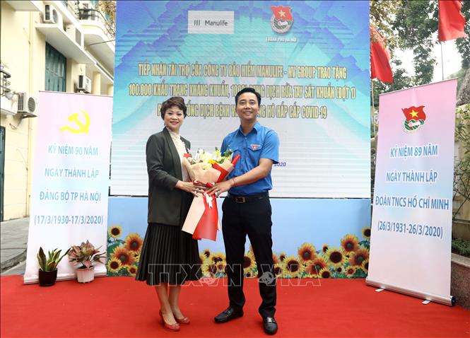 Trong ảnh: Phó Bí thư Thành đoàn Hà Nội Nguyễn Đức Tiến tặng hoa bà Vũ Thị Hoài Nam, Phó Chủ tịch - Trưởng vùng cấp cao Manulife Việt Nam tại buổi lễ. Ảnh: Văn Điệp – TTXVN