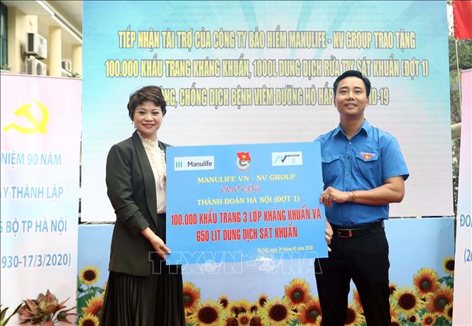 Trong ảnh: Bà Vũ Thị Hoài Nam, Phó Chủ tịch - Trưởng vùng cấp cao Manulife Việt Nam trao tặng Thành đoàn Hà Nội 100.000 khẩu trang và 650 lít dung dịch  trong chiến dịch “ Đồng Hành  Cùng Sinh Viên” đẩy lùi Covid 19. Ảnh: Văn Điệp - TTXVN