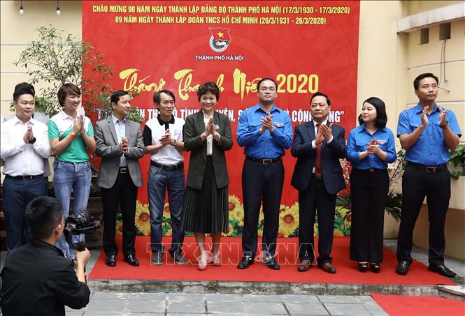 Trong ảnh: Lãnh đạo Thành đoàn Hà Nội cùng các đại biểu, nhà tài trợ tại buổi lễ. Ảnh: Văn Điệp - TTXVN