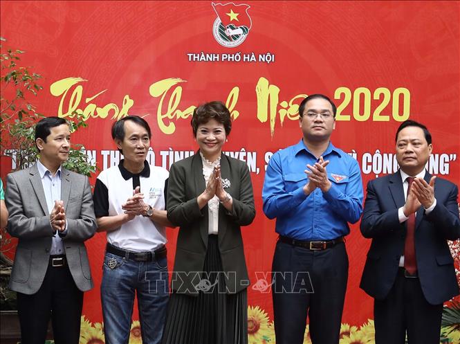 Trong ảnh: Lãnh đạo Thành đoàn Hà Nội cùng các đại biểu, nhà tài trợ tại buổi lễ. Ảnh: Văn Điệp - TTXVN