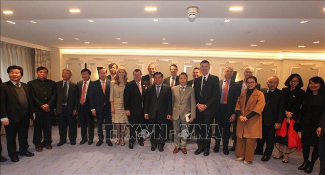 Bộ trưởng Nguyễn Chí Dũng chụp ảnh lưu niệm cùng các đại biểu tham dự buổi Tọa đàm về Đổi mới và Sáng tạo với các doanh nghiệp Anh. Ảnh: Đình Thư, PV TTXVN tại Anh
