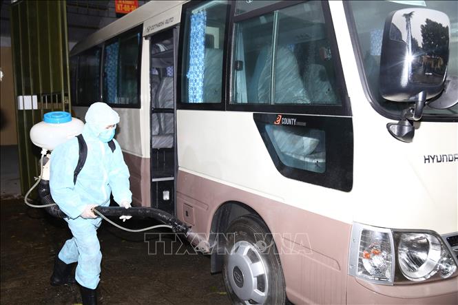 Trong ảnh: Bộ Tư lệnh Hoá học tiến hành phun hoá chất tiêu tảy, khử trùng phương tiện đưa đón công dân nhằm ngăn chặn lây lan dịch bệnh. Ảnh: TTXVN