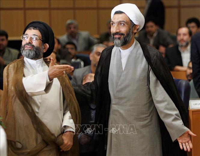 Trong ảnh: Ông Mostafa Pourmohammadi (phải) tại lễ nhậm chức Bộ trưởng Tư pháp Iran ở Tehran, ngày 28/8/2005. Ảnh: AFP/ TTXVN