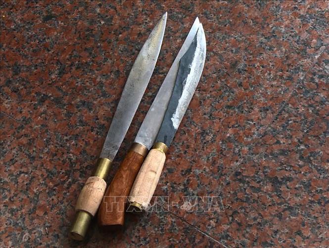 Nhiều hung khí được cất giấu tại nhà Bùi Quốc Đạt. Ảnh: TTXVN phát 