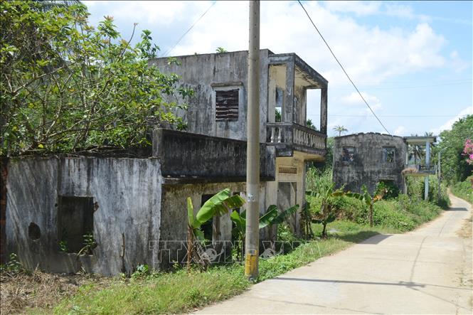 Trong ảnh: Những ngôi nhà trong vùng sạt lở bị bỏ hoang sau khi người dân đi tái định cư. Ảnh: Quốc Dũng - TTXVN
