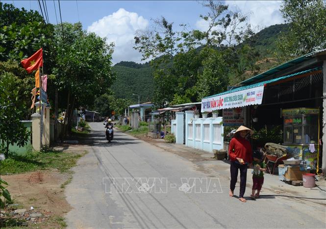 Trong ảnh: Sau hàng chục năm sinh sống, nhiều hộ dân khu tái định cư thôn Nam Yên vẫn chưa làm được Giấy chứng nhận quyền sử dụng đất. Ảnh: Quốc Dũng - TTXVN