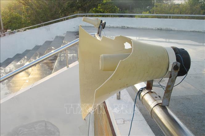 Trong ảnh: Hệ thống loa tượng đài 16/4 bị hư hỏng nặng. Ảnh: Nguyễn Thành - TTXVN