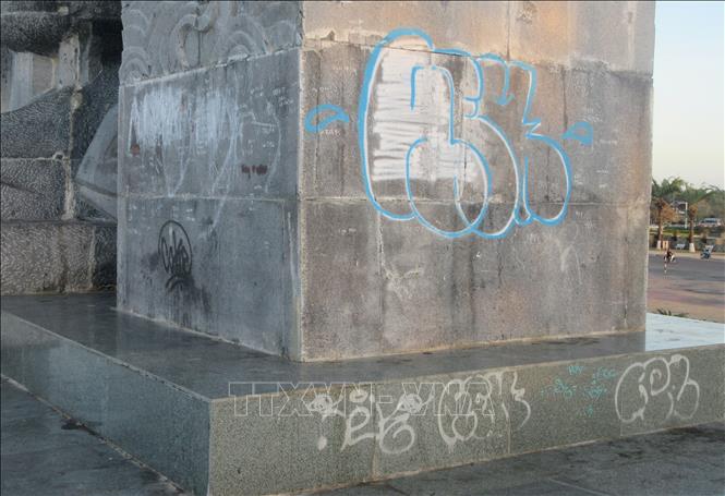 Trong ảnh: Những hình vẽ bằng nghệ thuật Graffiti lên tường phía mặt sau phù điêu của tượng đài 16/4. Ảnh: Nguyễn Thành - TTXVN