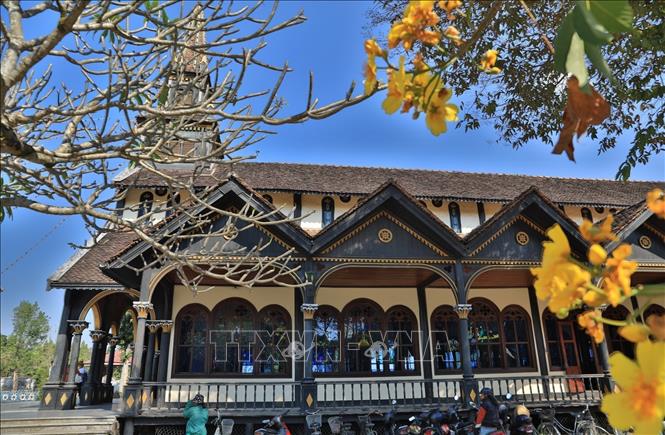 Photo: This work is made entirely of wood, hand carved by talented hands of the workers in Binh Dinh, Quang Nam. VNA Photo: Thành Đạt