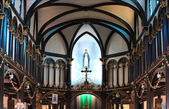 Photo: The space inside the church with immense cathedral, the black columns are decorated, bearing deep textures. VNA Photo: Thành Đạt