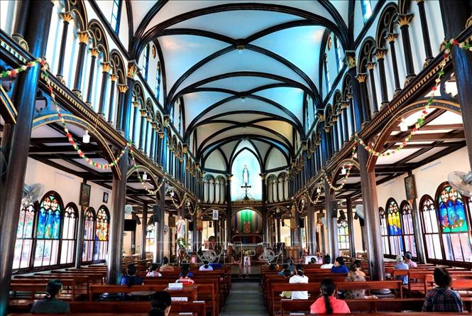 Photo: The space inside the church with immense cathedral, the black columns are decorated, bearing deep textures. VNA Photo: Thành Đạt