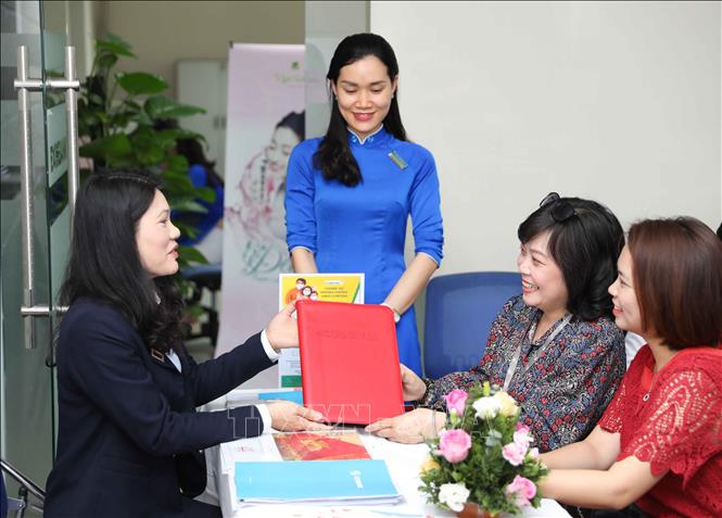 Trong ảnh: Khách hàng thực hiện ký hợp đồng cùng Generali Việt Nam - đối tác bảo hiểm độc quyền của Eximbank tại chi nhánh Hà Nội (19 Trần Hưng Đạo). Ảnh: Thanh Tùng-TTXVN