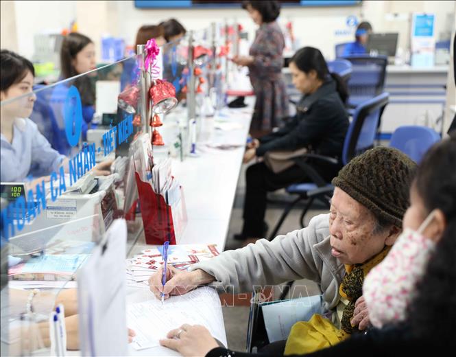 Trong ảnh: Hoạt động giao dịch tại Eximbank chi nhánh Hà Nội (19 Trần Hưng Đạo). Ảnh: Thanh Tùng-TTXVN
