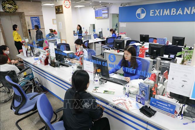 Trong ảnh: Hoạt động giao dịch tại Eximbank chi nhánh Hà Nội (19 Trần Hưng Đạo). Ảnh: Thanh Tùng-TTXVN