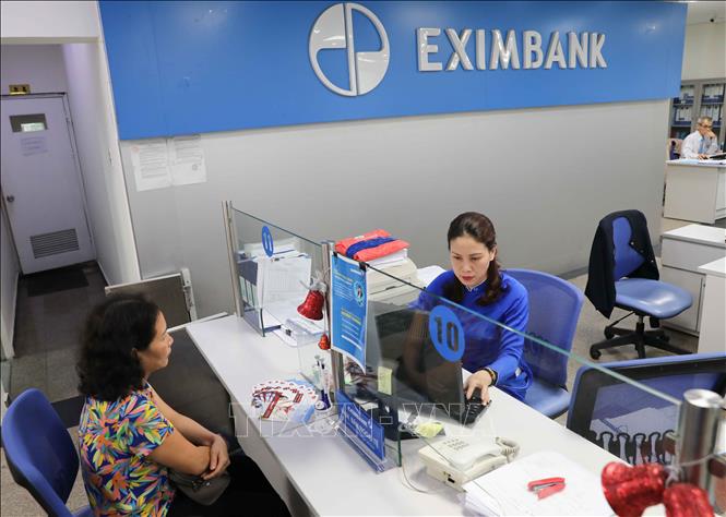 Trong ảnh: Hoạt động giao dịch tại Eximbank chi nhánh Hà Nội (19 Trần Hưng Đạo). Ảnh: Thanh Tùng-TTXVN