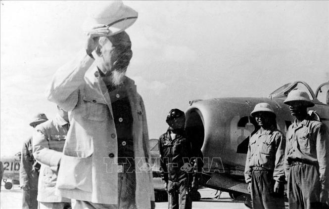 Trong ảnh: Chủ tịch Hồ Chí Minh đến thăm Trung đoàn 921-Đoàn không quân Sao Đỏ (9/11/1964). Ảnh: Tư liệu/TTXVN phát