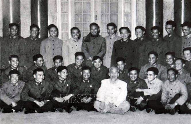 Trong ảnh: Các phi công bắn rơi máy bay Mỹ năm 1966 chụp ảnh cùng Chủ tịch Hồ Chí Minh, Thủ tướng Phạm Văn Đồng và Đại tướng Võ Nguyên Giáp. Ảnh: Tư liệu/TTXVN phát