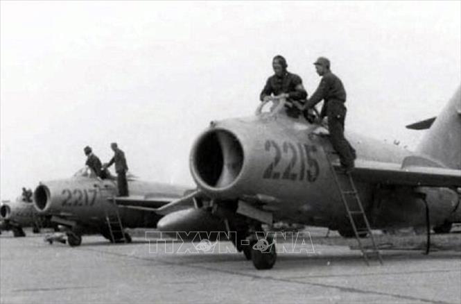 Trong ảnh: Các máy bay tiêm kích MiG-17F của Trung đoàn 921-Đoàn không quân Sao Đỏ chuẩn bị cho một chuyến bay chiến đấu (1964). Ảnh: Tư liệu/TTXVN phát