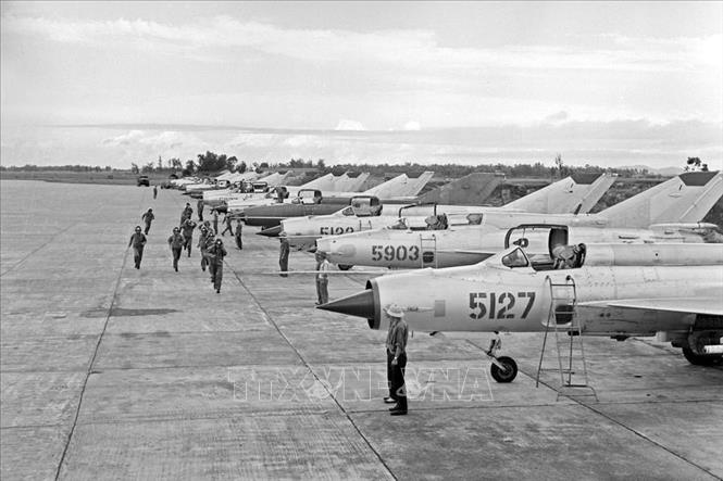 Trong ảnh: Máy bay chiến đấu MiG-21 của Trung đoàn 921-Đoàn không quân Sao Đỏ sẵn sàng xuất kích tiêu diệt địch trong đợt Mỹ đánh phá miền Bắc lần thứ nhất (1967). Ảnh: Tư liệu/TTXVN phát