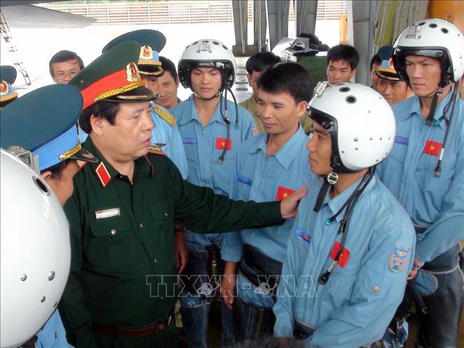 Trong ảnh: Đại tướng, Bộ trưởng Quốc phòng Phùng Quang Thanh đến thăm cán bộ, chiến sỹ Trung đoàn không quân 940, nay là Trung đoàn 925 (Sư đoàn 372) tại huyện Phù Cát (Bình Định), ngày 2/4/2012. Ảnh: Ly Kha – TTXVN