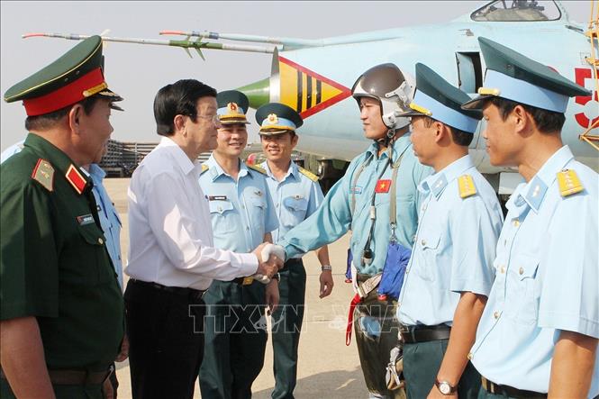 Trong ảnh: Chủ tịch nước Trương Tấn Sang thăm Trung đoàn không quân 937 (Sư đoàn 370) tại Ninh Thuận, ngày 18/3/2015. Ảnh: Nguyễn Khang - TTXVN