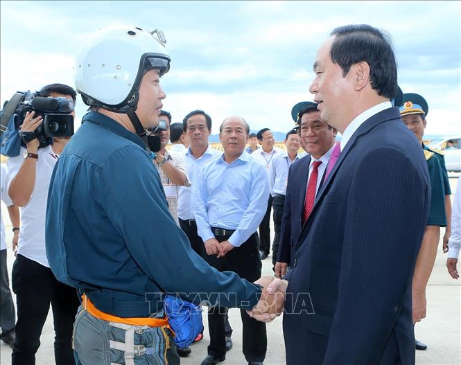 Trong ảnh: Chủ tịch nước Trần Đại Quang thăm Trung đoàn không quân 925 (Sư đoàn 372) tại huyện Phù Cát (Bình Định), ngày 26/6/2016. Ảnh: Nhan Sáng - TTXVN