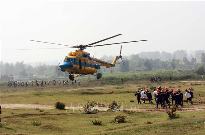 Trong ảnh: Máy bay của Trung đoàn trực thăng 916-Đoàn Ba Vì (Sư đoàn 371) tham gia cuộc diễn tập phương án “Giải tán đám đông tụ tập trái phép; chống biểu tình, bạo loạn; rà phá bom mìn; xử lý chất độc hóa học; cứu hộ, cứu nạn và chống khủng bố, giải cứu con tin trong nhà ga, trên tàu bay”, tại Điện Biên, ngày 20/10/2012. Ảnh: Doãn Tấn - TTXVN