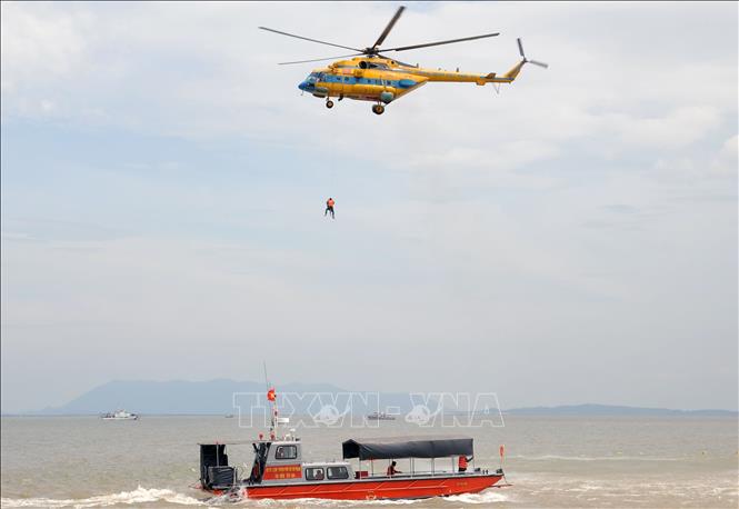 Trong ảnh: Trực thăng của không quân Việt Nam tham gia diễn tập tình huống cứu hộ nạn nhân bị tai nạn trên biển. Ảnh: An Hiếu - TTXVN