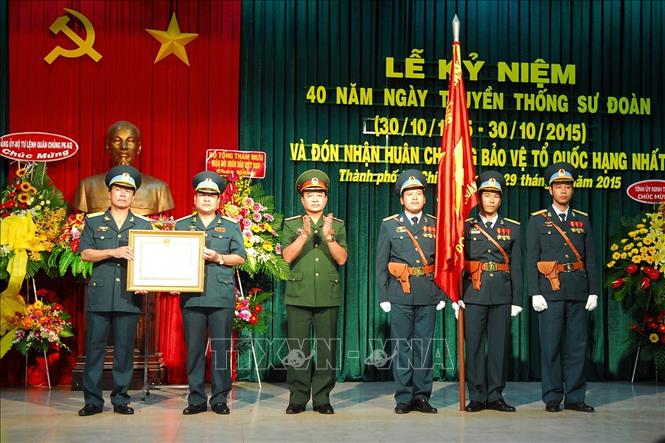 Trong ảnh: Trung tướng Võ Văn Tuấn, Phó Tổng Tham mưu trưởng QĐND Việt Nam trao Huân chương Bảo vệ Tổ quốc hạng Nhất của Chủ tịch nước tặng Sư đoàn Không quân 370, ngày 29/10/2015. Ảnh: Mạnh Linh - TTXVN