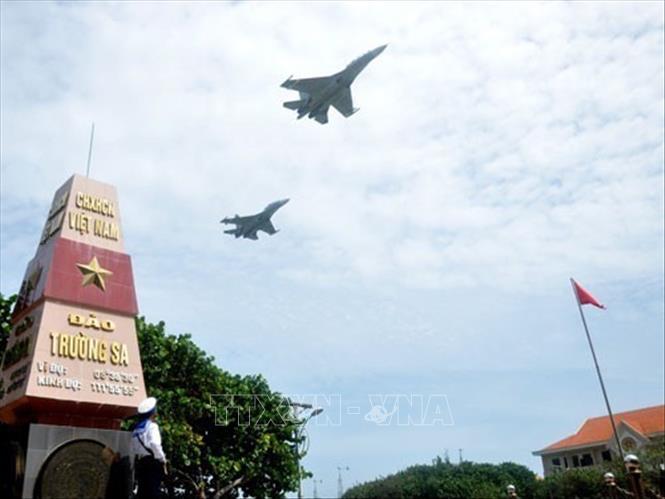 Trong ảnh: Biên đội bay huấn luyện Su-30MK2 chào mốc chủ quyền trên đảo Trường Sa. Ảnh: Tư liệu/TTXVN phát