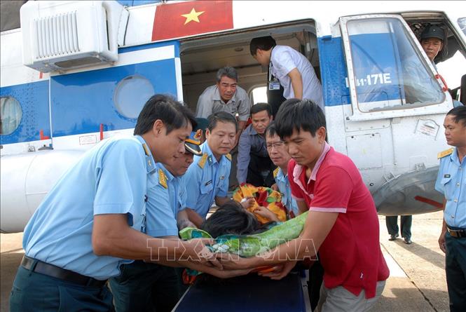 Trong ảnh: Máy bay trực thăng Mi-171 của Trung đoàn 917-Đoàn Đồng Tháp (Sư đoàn không quân 370) cất cánh từ sân bay Tân Sơn Nhất (TP Hồ Chí Minh) bay ra huyện đảo Phú Quốc (Kiên Giang) để đưa bệnh nhân bị tai nạn về Bệnh viện 175 cấp cứu kịp thời, ngày 28/12/2014. Ảnh: Mạnh Linh - TTXVN