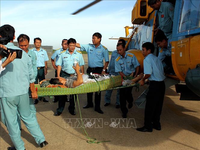 Trong ảnh: Máy bay trực thăng cứu hộ của Sư đoàn không quân 370 đưa thuyền viên bị tai nạn trên biển chuyển vào đất liền cấp cứu (21/8/2013). Ảnh: Công Thử - TTXVN