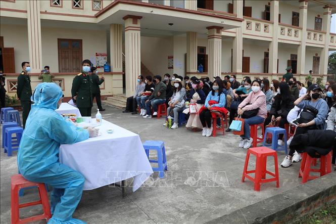 Trong ảnh: Đoàn người trở về từ Hàn Quốc được đưa vào khu cách ly tập trung tại Trung đoàn 855. Ảnh: Đức Phương - TTXVN