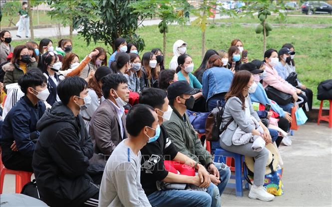 Trong ảnh: Những người trở về từ Hàn Quốc được cách ly tại Trung đoàn 855. Ảnh: Đức Phương - TTXVN